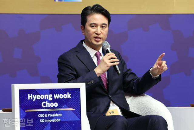 추형욱 SK이노베이션 대표이사가 31일 경북 경주시 예술의전당에서 열린 아시아태평양경제협력체(APEC) 최고경영자(CEO) 서밋(Summit)에서 '아시아 태평양 LNG 협력'을 주제로 발언하고 있다. 경주=정다빈 기자