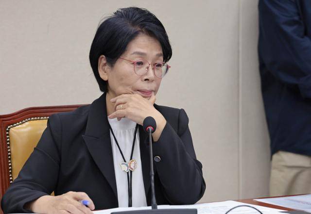 최민희 과방위원장이 30일 서울 여의도 국회 과학기술정보방송통신위원회에서 열린 종합감사에 딸 결혼식 관련 의원 질의를 듣고 있다. 고영권 기자