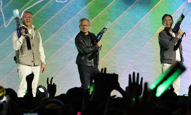 젠슨 황(가운데) 엔비디아 최고경영자(CEO)와 이재용(오른쪽) 삼성전자 회장, 정의선 현대차그룹 회장이 30일 서울 강남구 코엑스에서 열린 엔비디아 지포스 게이머 페스티벌 무대에 올라 포즈를 취하고 있다. 사진공동취재단