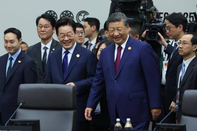 이재명 대통령이 31일 경주화백컨벤션센터(HICO)에서 열린 2025 아시아태평양경제협력체(APEC) 정상회의 제1세션에서 시진핑 중국 국가주석과 입장하고 있다. 경주=연합뉴스