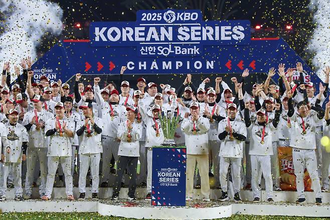 <yonhap photo-5743=""> 한국시리즈 우승 차지한 LG 트윈스 (대전=연합뉴스) 서대연 기자 = 31일 대전한화생명볼파크에서 열린 2025 프로야구 KBO리그 포스트시즌 한국시리즈 시상식에서 통합 우승을 차지한 LG 트윈스 선수들이 기념촬영을 하고 있다. 2025.10.31 dwise@yna.co.kr/2025-10-31 22:19:17/ <저작권자 ⓒ 1980-2025 ㈜연합뉴스. 무단 전재 재배포 금지, AI 학습 및 활용 금지></yonhap>