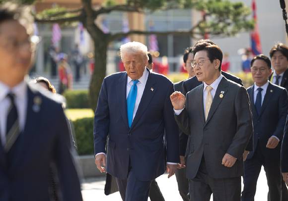 이재명 대통령과 도널드 트럼프 미국 대통령이 지난 29일 경북 경주박물관에서 정상회담장으로 이동하며 대화하고 있다. [대통령실 제공] [사진=연합뉴스]