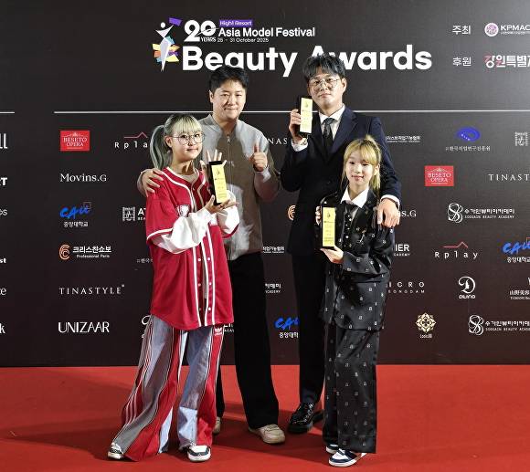 30일 강원 정선 하이원리조트에서 열린 2025 아시아모델어워즈에서 대중문화 크리에이터상을 수상한 유튜버 ‘춤추는 곰돌(뒷줄 오른쪽)’이 시상식 후 소속 댄서 춤추는 나율(112만 유튜버)‧춤추는 소정(85만 유튜버) 등과 기념 촬영을 하고 있다. 2025. 10. 30. [사진=청주시]