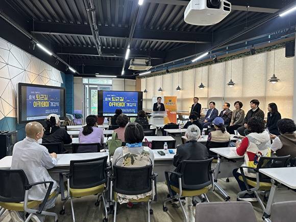 31일 충청대 평생직업교육관에서 열린 충북 퇴근길 아카데미 개강식에서 송승호 충청대 총장이 인사말을 하고 있다. [사진=충청대학교]