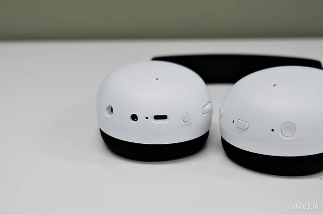 ▲ 좌측에는 마이크 연결 단자 / AUX 단자 / USB-C 단자 / 노이즈 캔슬링 버튼 / 볼륨 조절 다이얼