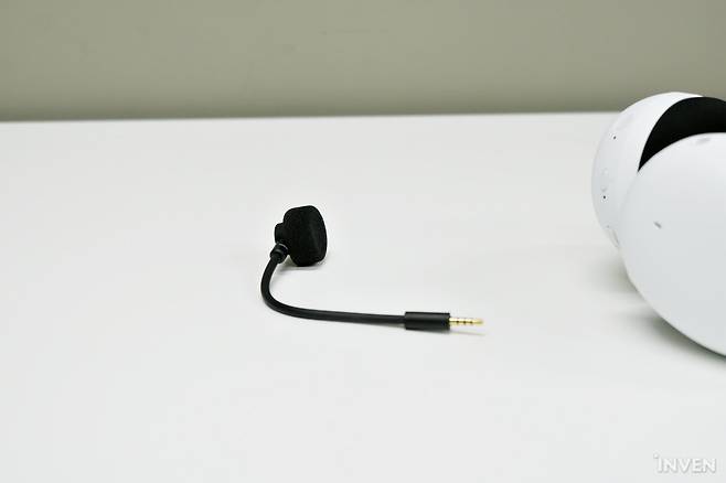 ▲ 탈착 가능한 플렉서블 마이크가 동봉되어 있다