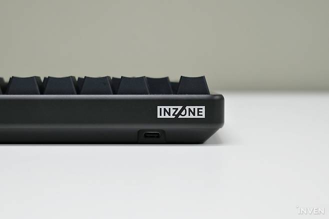 ▲ 사용자가 볼 일이 많이 없는 키보드 전면부에서 인존 로고를 만나볼 수 있으며