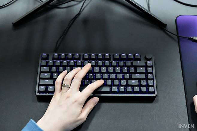 ▲ 전원을 연결하면 점잖게 표현되는 LED가 반겨준다