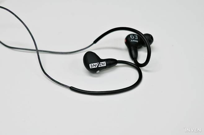 ▲ 요즘도 이런 이어폰을 도끼형이라고 부르나? 여하튼 생긴 건 매력적으로 생긴 인존 E9