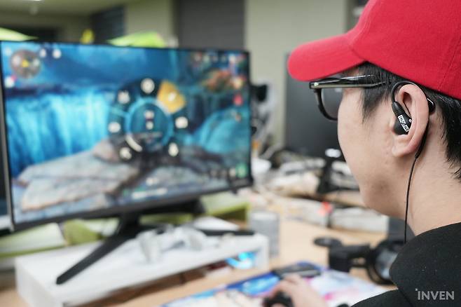 ▲ 인존 E9를 PC에 연결하여 게임도 즐겨봤다