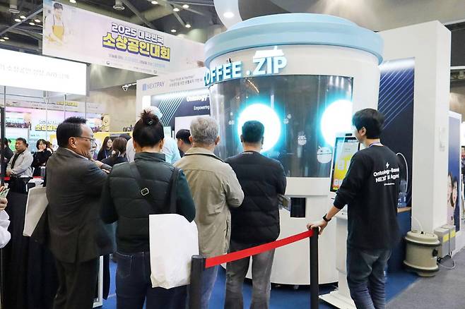2025년 대한민국 소상공인대회 스마트기술 체험관에 참여한 넥스트페이먼츠 부스 현장 / 출처=IT동아