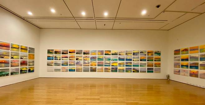 ‘해돋이 일기’ 전시 설치 장면.