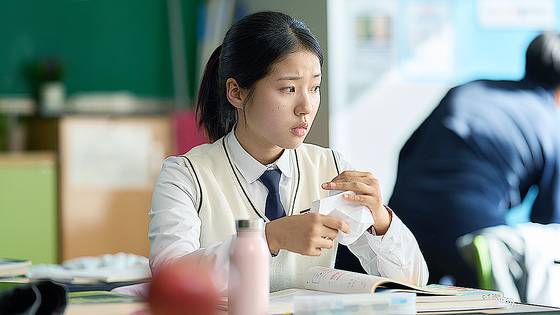 영화 '우리들'의 윤가은 감독이 6년 만에 세번째 장편영화 '세계의 주인'으로 돌아왔다. '세계의 주인'은 밝고 씩씩한 여자 고등학생 이주인이 전교생이 모두 동의한 서명에 이름적기를 거부하며 생기는 일을 그린 영화다. 사진 ㈜바른손이앤에이