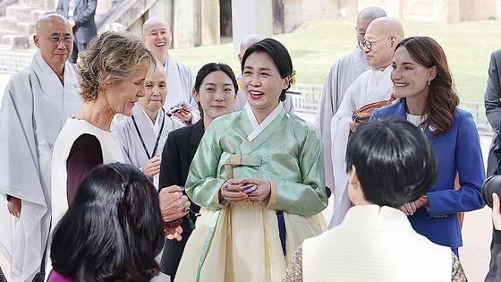 김혜경 여사가 31일 경주 불국사에서 열린 2025 아시아태평양경제협력체(APEC) 정상회의 배우자 친교 행사에 참석해 각국 정상 배우자들과 차담회 시간을 가지고 있다. 연합뉴스