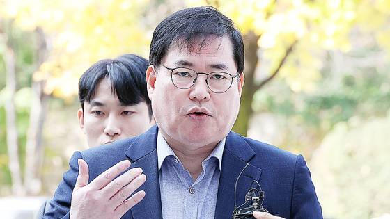 대장동 개발 비리 의혹으로 재판에 넘겨진 유동규 전 성남도시개발공사 기획본부장이 31일 서울 서초구 중앙지법에서 열린 1심 선고공판에 출석하고 있다. 이날 유 전 본부장은 징역 8년과 벌금 4억, 8억 1000만원의 추징을 선고받고 법정구속됐다. 뉴스1