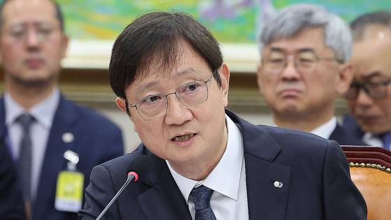 이찬진 금융감독원장이 21일 국회에서 열린 정무위원회의 국정감사에서 의원들 질의에 답하고 있다. 임현동 기자