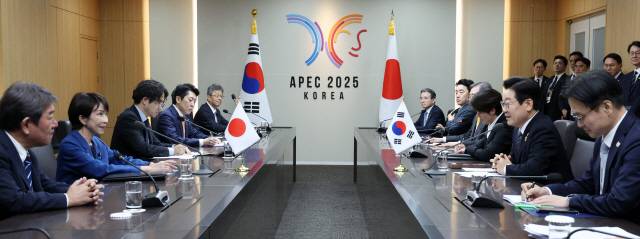 ▲ 이재명 대통령과 다카이치 사나에 일본 총리가 30일 경북 경주 APEC 정상회의장에서 정상회담을 하고 있다.  대통령실통신사진기자단