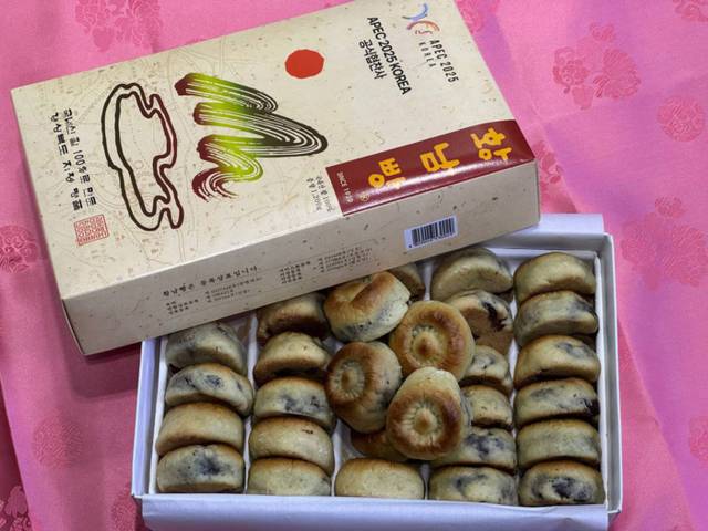 ▲ 대통령실은 이재명 대통령이 시진핑 중국 국가주석을 환영한다는 뜻으로 중국 대표단에 경주의 명물인 황남빵을 전달했다고 31일 밝혔다.   대통령실은 이재명 대통령이 모든 APEC 회원국 대표단에게도 황남빵을 선물할 것을 지시했다고 전했다. [대통령실 제공]