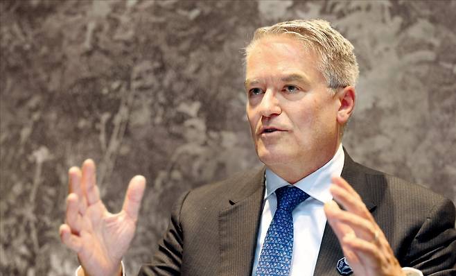 마티아스 코먼 경제협력개발기구(OECD) 사무총장이 지난 29일 경북 경주 신평동 소노캄경주호텔에서 한국경제신문과 인터뷰하고 있다. 그는 “부채의 ‘궤적’이 중요하다”며 “한국은 중장기적으로 국가 부채 비율을 낮춰야 한다”고 말했다.  /최혁 기자