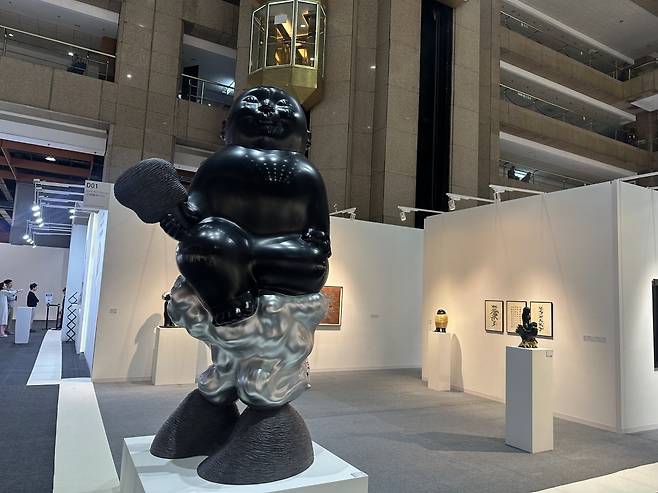 3m 높이 에 달하는 리 첸 작가의 작품을 전시한 아시아 아트 센터 부스. /강은영