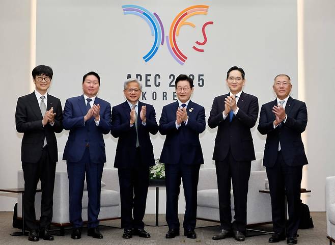 이재명 대통령이 31일&nbsp;경북 경주화백컨벤션센터에서 젠슨 황&nbsp;엔비디아 최고경영자(CEO)와&nbsp;한국 기업 총수들과 기념촬영을 하고 있다.&nbsp;왼쪽부터&nbsp;이해진 네이버 의장, 최태원 SK그룹 회장, 황 CEO,&nbsp;이 대통령, 이재용 삼성전자 회장, 정의선 현대차그룹 회장. 사진=대통령실사진기자단