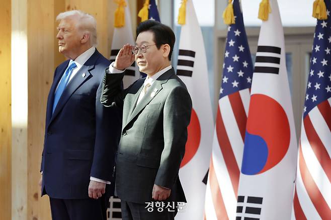 이재명 대통령이 지난 29일 경북 경주박물관에서 열린 도널드 트럼프 미국 대통령 공식 환영식에서 거수경례를 하고 있다. 김창길 기자