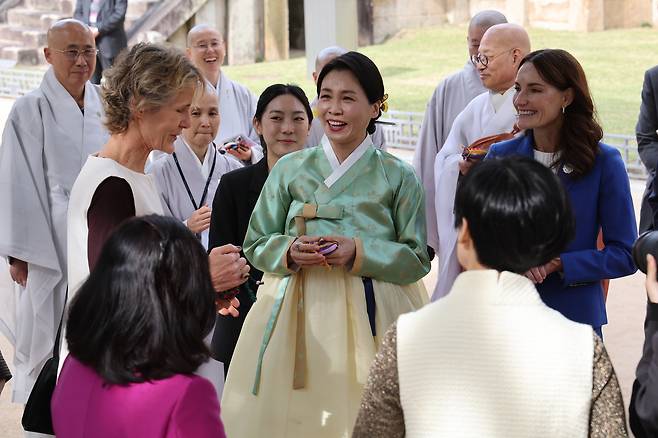김혜경 여사가 31일 경주 불국사에서 열린 2025 아시아태평양경제협력체(APEC) 정상회의 배우자 친교 행사에 참석해 각국 정상 배우자들과 차담회 시간을 가지고 있다.  APEC 2025 KOREA