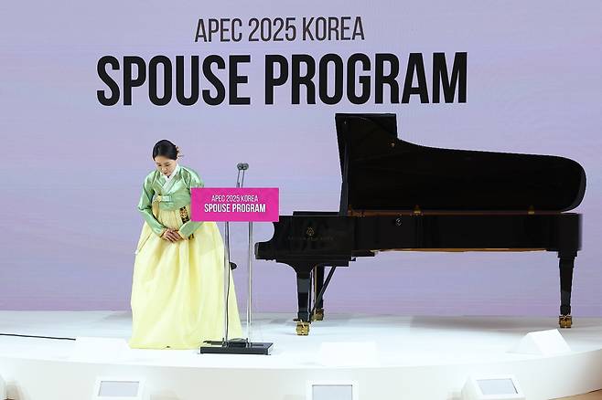 김혜경 여사가 31일 경북 경주시 우양미술관에서 열린 2025 아시아태평양경제협력체(APEC) 정상회의 배우자 행사에서 인사하고 있다.  APEC 2025 KOREA