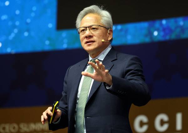 젠슨 황 엔비디아 최고경영자(CEO)가 31일 경북 경주 예술의전당에서 열린 아시아태평양경제협력체(APEC) 최고경영자(CEO) 서밋에서 특별세션 기조연설하고 있다. 공동취재단