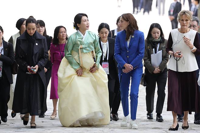 First lady Kim Hea Kyung (second from left) looks around Bulguksa, a Buddhist temple in Gyeongju, North Gyeongsang Province, with companions of leaders attending the APEC summit on Friday. (Yonhap)