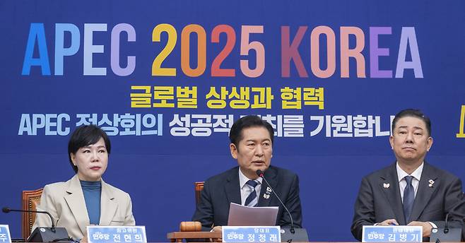 Rep. Jung Chung-rae (center) speaks during a Supreme Council meeting of the Democratic Party of Korea alongside Rep. Jeon Hyun-heui (left) and party floor leader Rep. Kim Byung-kee at the National Assembly in Seoul on Friday. (Yonhap)
