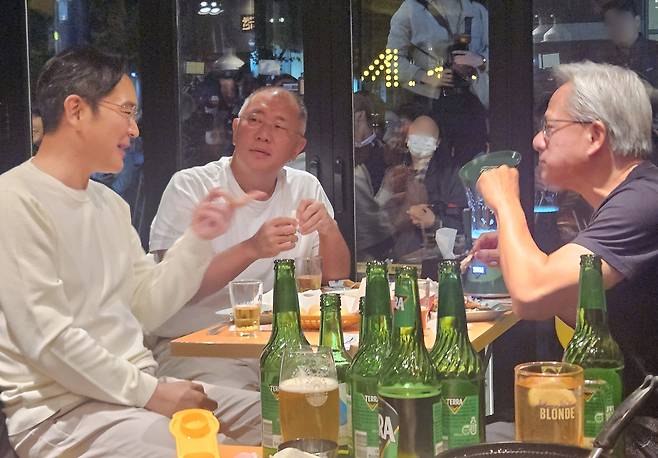 Nvidia CEO Jensen Huang (right) shares a “chimaek” (chicken and beer) gathering with Samsung Electronics Chair Lee Jae-yong (left) and Hyundai Motor Group Executive Chair Chung Euisun at a chicken restaurant in Samseong-dong, Seoul, Thursday. (Yonhap)