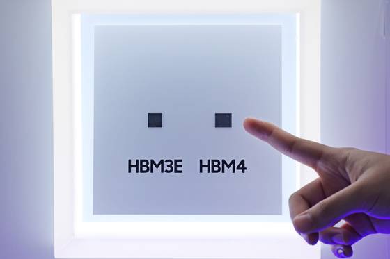 Samsung Electronics’ booth displays its sixth-generation high-bandwidth memory (HBM4) and HBM3E chips during Sedex 2025 at Coex in Gangnam District, Seoul, on Oct. 22. [YONHAP]