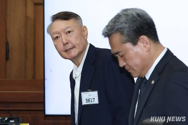 윤석열 전 대통령이 지난달 26일 서울 서초구 서울중앙지방법원에서 열린 ‘특수공무 집행 방해, 직권남용 권리행사 방해 혐의’ 첫 재판에 출석하고 있다. 사진공동취재단