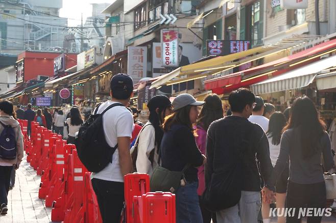 31일 오후 서울 마포구 홍대 레드로드에서 시민들이 안전펜스를 따라 걷고 있다. 노유지 기자