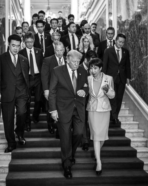 도널드 트럼프 미국 대통령의 SNS 트루스소셜에 지난 29일 올라온 사진. 다카이치 사나에 일본 총리가 트럼프 대통령에 팔짱을 끼고 있다. 트루스소셜 캡처