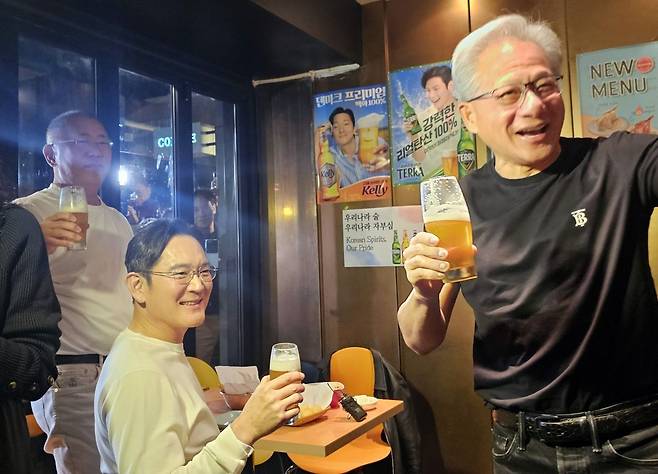 젠슨 황 엔비디아 최고경영자가 지난 30일 서울 삼성동 한 치킨집에서 이재용 삼성전자 회장, 정의선 현대차그룹 회장과 치맥 회동을 하고 있다. 연합뉴스