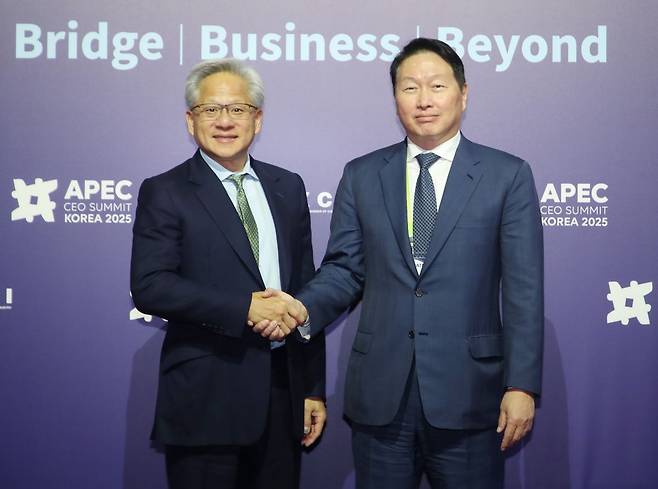 최태원 대한상공회의소 회장과 젠슨 황 엔비디아 최고경영자(CEO)이 31일 경북 경주 예술의전당에서 면담에 앞서 기념 촬영하고 있다. 연합뉴스