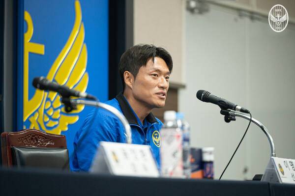 31일 인천 중구 인천축구전용경기장에서 인천 유나이티드FC 이명주 선수가 기자회견을 하고 있다. 인천 유나이티드 제공