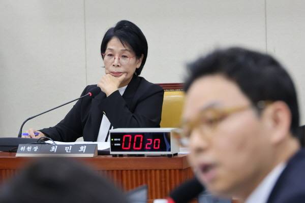 ▲ 지난 30일 열린 국회 국정감사에서 자신에 대한 사퇴 요구를 듣고 있는 최민희 과방위원장. ⓒ연합뉴스