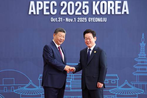 이재명 대통령이 31일 경주화백컨벤션센터(HICO)에서 열린 2025 아시아태평양경제협력체(APEC) 정상회의에 참석한 시진핑 중국 국가주석을 맞이하고 있다.