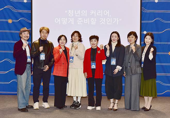 사단법인 세계여성포럼 한국지부(International Women’s Forum Korea), 전라북도, 전주시, (주)크립톤, 전북창조경제혁신센터 등 주요 기관이 공동으로 주최한 ‘2025 커리어 브릿지 – 청년취업캠프’ 토크콘서트에 참여한 멘토들이 기념촬영을 하고 있다. 이날 토크콘서트에는 문화, 기업, 금융 등 다양한 분야의 전문가들이 패널로 참여해 청년들에게 커리어 설계와 글로벌 확장에 대한 인사이트를 전했다. [IWF 코리아]