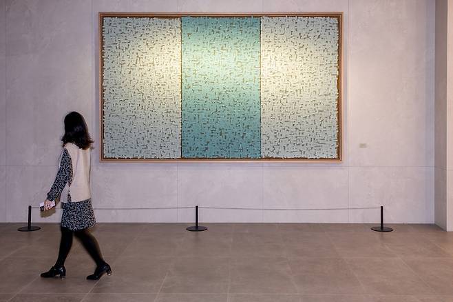 서울 광화문 KT 사옥에 전시된 하종현의 대표작 ‘접합(Conjunction)-88’(1988). KT