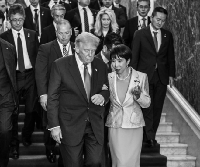 지난 29일 도널드 트럼프 대통령이 일본 방문 당시 다카이치 사나에 일본 총리와 팔짱을 한 모습. [도널드 트럼프 대통령 트루스소셜 갈무리]