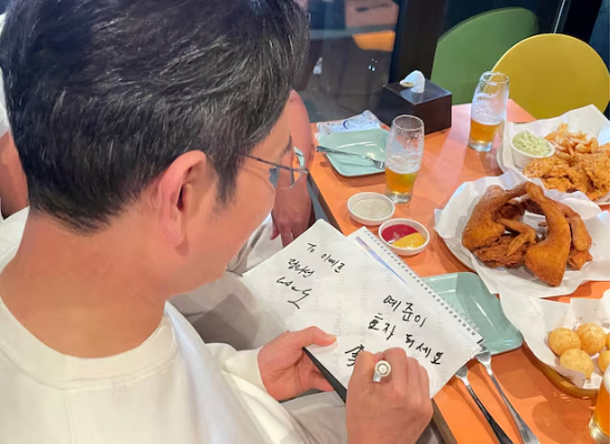 이재용 삼성전자 회장이 30일 서울 삼성동 한 치킨집에서 진행된 젠슨 황 엔비디아 최고경영자, 정의선 현대차그룹 회장과의 치맥 회동에서 한 어린이에게 사인을 해주고 있다.(사진=연합뉴스)