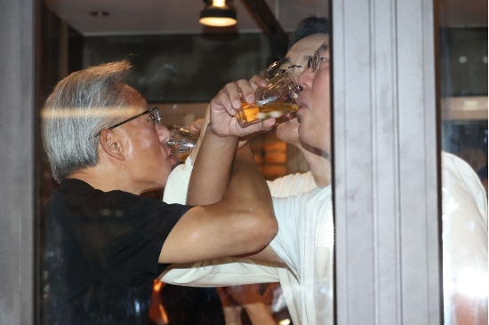 젠슨 황 엔비디아 최고경영자가 30일 서울 삼성동 한 치킨집에서 진행된 이재용 삼성전자 회장, 정의선 현대차그룹 회장과 치맥 회동을 하고 있다. (사진=연합뉴스)