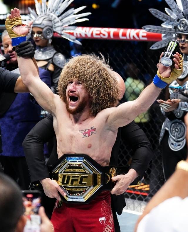 UFC 323이 짜릿한 더블 타이틀전으로 라스베이거스를 찾는다. 메인 이벤트에선 UFC 밴텀급(61.2kg) 챔피언 메랍 드발리쉬빌리(34·조지아)가 한 해에 네 차례 타이틀 방어 성공이라는 기록에 도전한다. 드발리쉬빌리는 전 챔피언이자 현 랭킹 2위 표트르 얀(32·러시아)을 도전자로 맞아 2차전을 벌인다. 사진=UFC 제공