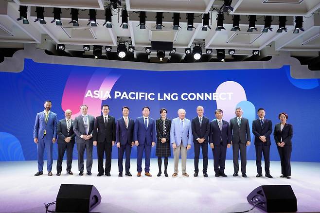 30일 부산 기장군 아난티 앳 부산 코브 호텔에서 열린 '아시아 퍼시픽 LNG 커넥트 나이트(Asia Pacific LNG Connect Night)' 전야제 행사에서 참석자들이 기념촬영을 하고 있다. 왼쪽부터 애리얼 핸들러 넥스트데케이드 수석부사장, 션 피트 산토스 부사장, 네이선 윌 프리포트 LNG 최고사업책임자(CCO), 자투롱 워라윗 수라왓타하나 PTT 수석부사장, 추형욱 SK이노베이션 대표이사, 최태원 SK그룹 회장, 제인 프레이저 씨티그룹 최고경영자(CEO), 해롤드 햄 컨티넨탈 리소시스 명예회장, 케이스케 사다모리 국제에너지기구 에너지시장·안보국장, 주영준 한화퓨처프루프 사업담당 사장, 샴사이리 M 이브라힘 페트로나스 부사장, 오카모토 스나오 오사카가스 LNG글로벌 총괄, 야오 유미코 도쿄가스 전무이사 /사진제공=SK이노베이션