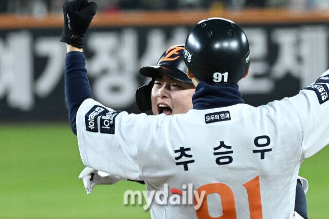 30일 대전 한화생명 볼파크 야구장에서 열린 '2025 신한 SOL 뱅크 KBO 한국시리즈 4차전' LG 트윈스와 한화 이글스 경기. 한화 문현빈이 7회말 2사 2-3루에 2타점 적시타를 친 후 기뻐하고 있다./대전 = 한혁승 기자