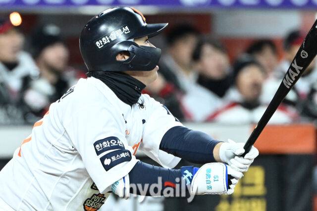 29일 대전 한화생명 볼파크 야구장에서 열린 '2025 신한 SOL 뱅크 KBO 한국시리즈 3차전' LG 트윈스와 한화 이글스 경기. 한화 문현빈이 8회말 1사 1-3루에 1타점 적시타를 치고 있다./대전 = 한혁승 기자